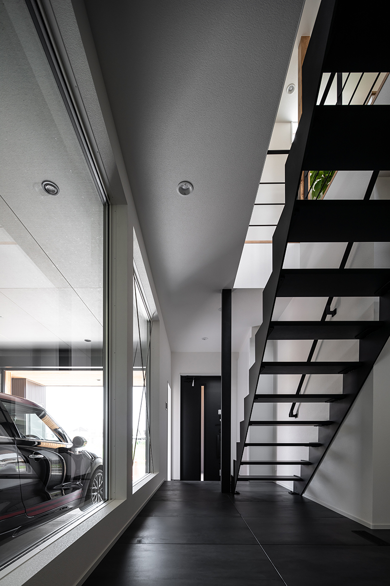 愛車を眺められる開放的なエントランス