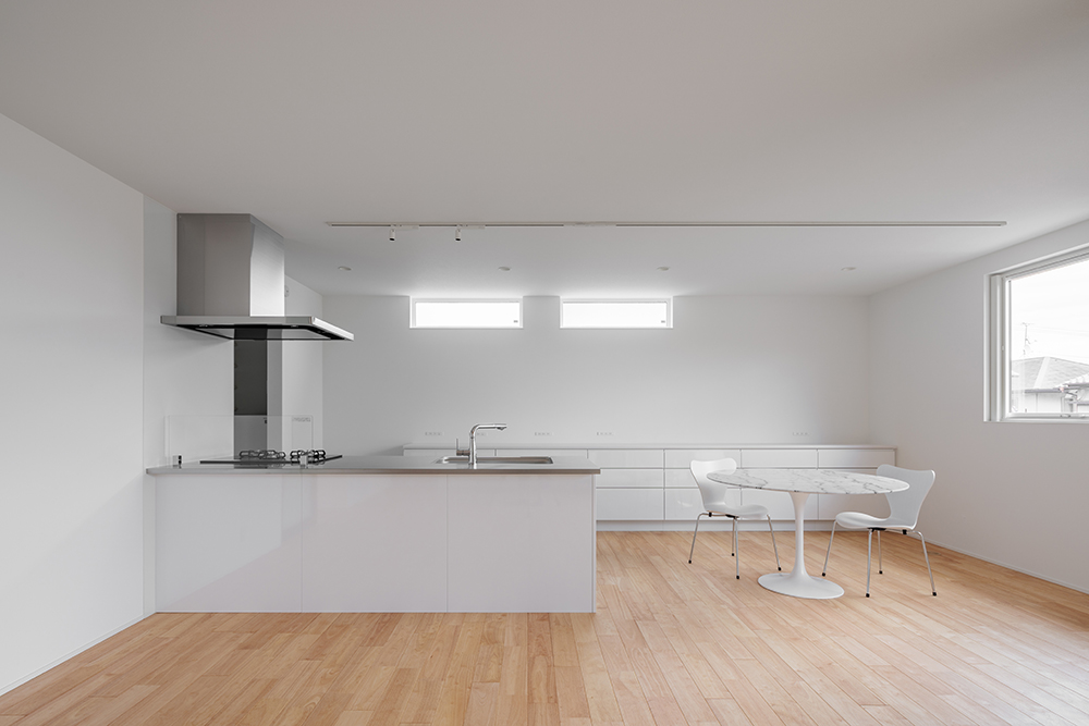 ハイサイドライトからの採光で手元の明るいキッチン