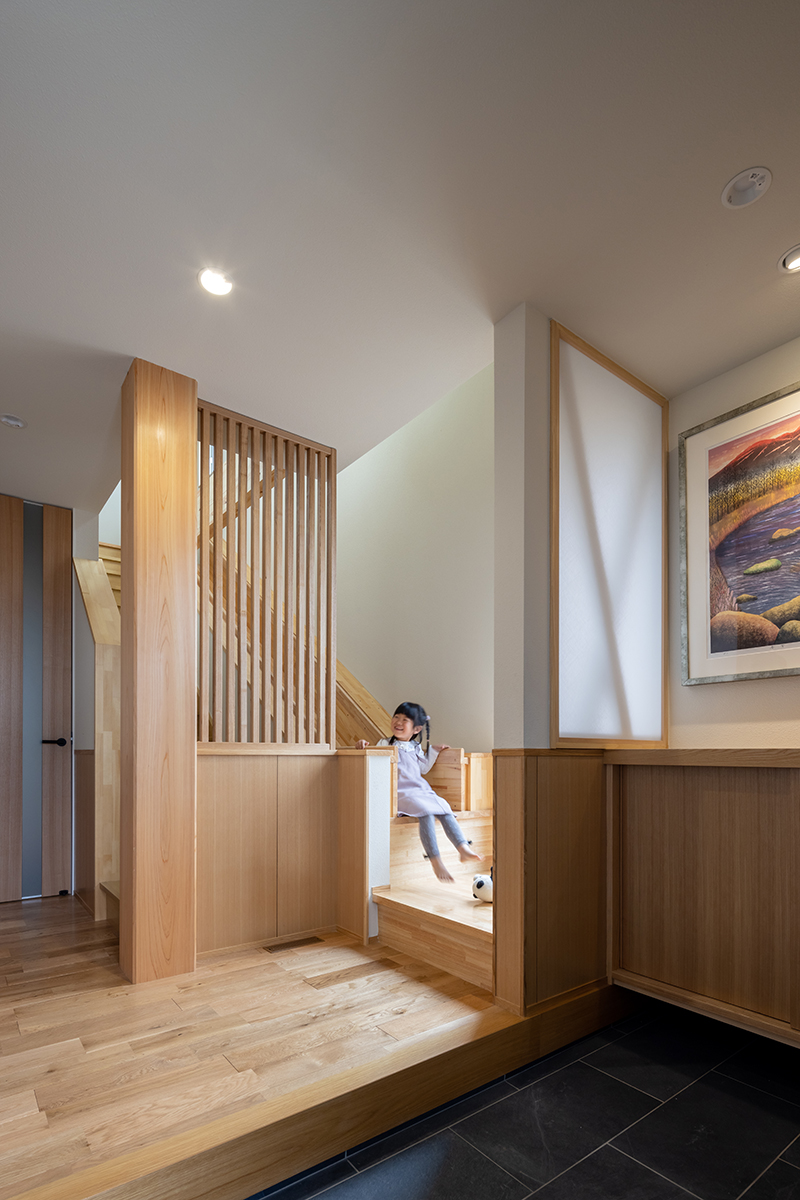 滑り台で二世帯を繋ぐ遊び心のあるエントランス