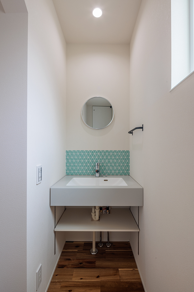 水色のタイルが映える、爽やかで明るい造作洗面台