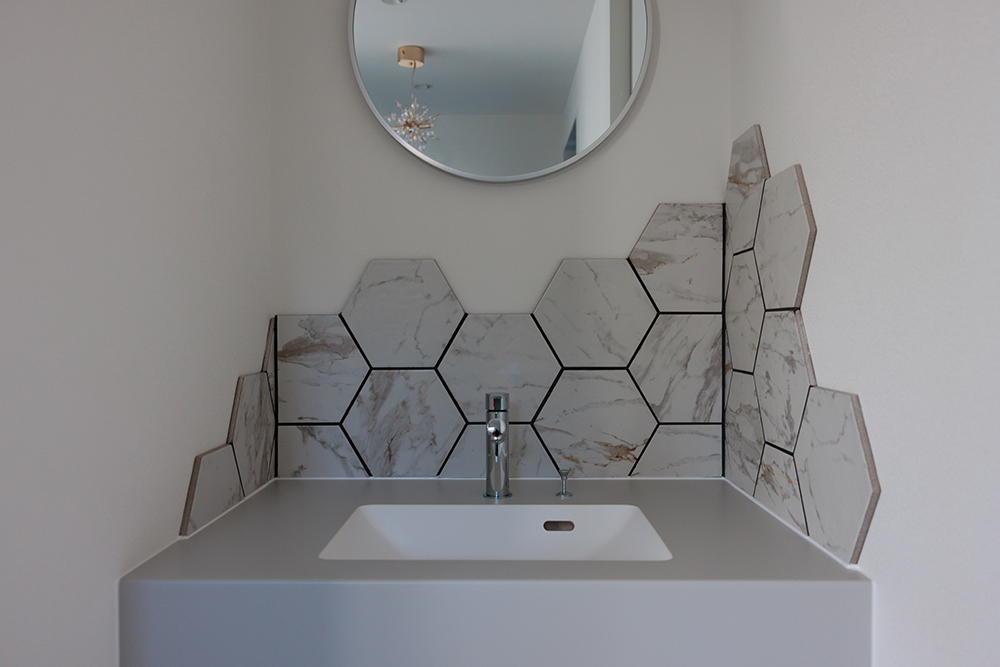 ハニカム型タイルで魅せる、モダンな洗面空間