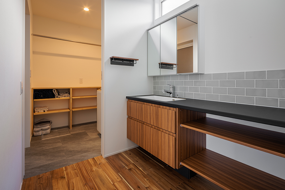 ゆとりあるカウンターと収納が魅力の、シンプルな造作洗面台