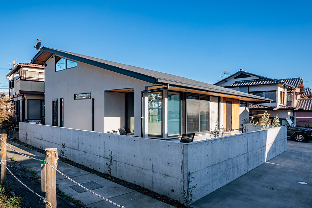 低めの広い屋根ラインが美しい外観